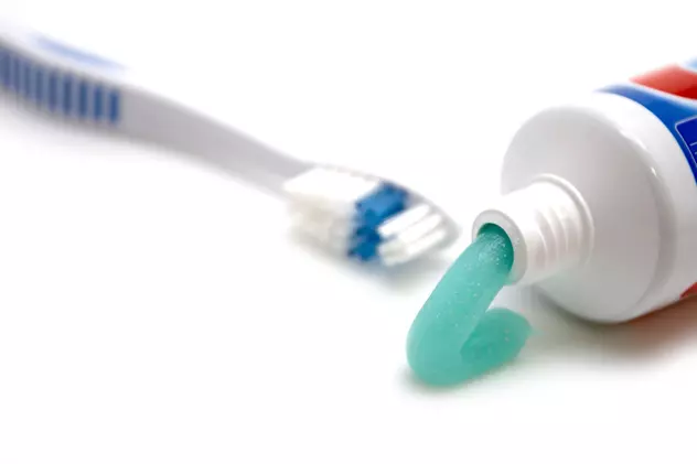 Pasta de dinți - 16 moduri inedite în care o poți folosi în casă și bucătărie