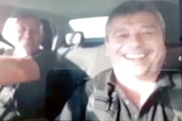 Doi polițiști locali din Bârlad s-au filmat când ascultă și fredonează manele în mașină. Anchetă internă în instituție