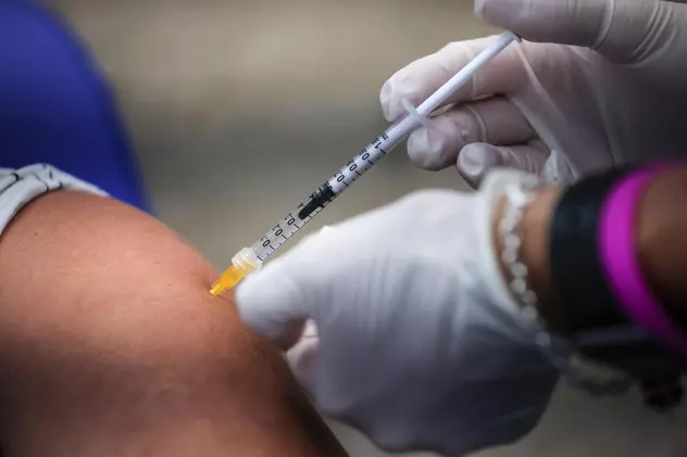 România e pe penultimul loc în UE la vaccinarea anti-COVID, cu doar un sfert de populaţie imunizată
