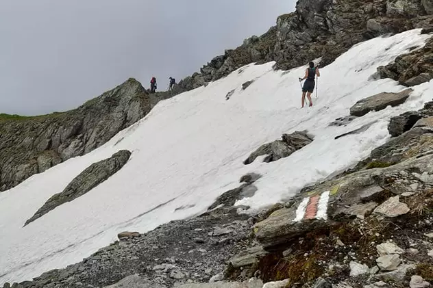 Zăpada încă persistă în Munții Făgăraș. Salvamontiștii avertizează că traversarea limbilor de zăpadă poate fi periculoasă