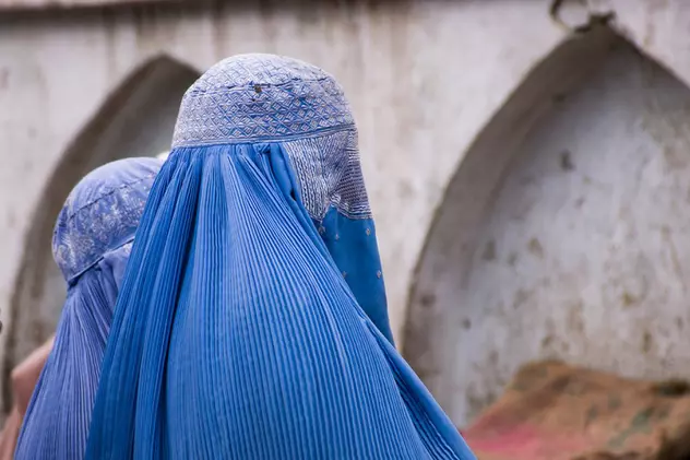 VIDEO Talibanii le cer femeilor care muncesc să rămână acasă. „Forțele noastre nu sunt instruite cum să se comporte în fața lor”