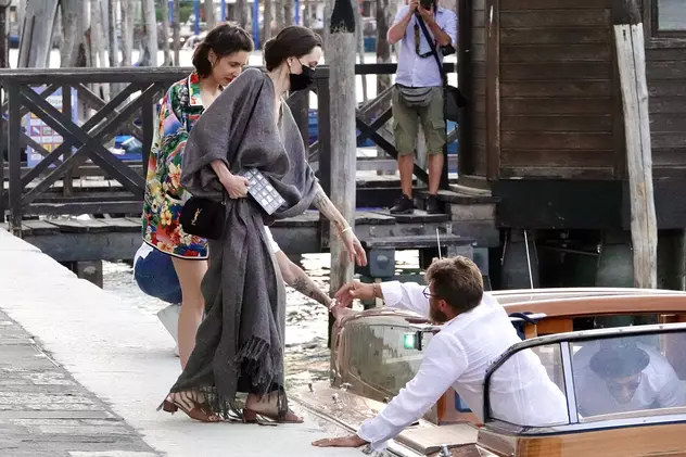 Angelina Jolie, de nerecunoscut pe străzile din Italia. S-a îmbrăcat într-o rochie-sac și nu a lăsat nimic la vedere