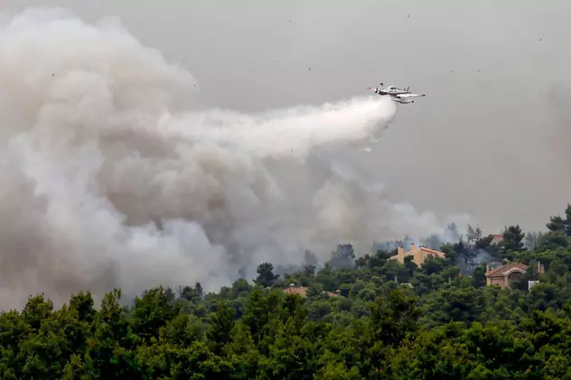 Un avion pentru stingerea incendiilor s-a prăbușit în Grecia. Pilotul a supraviețuit