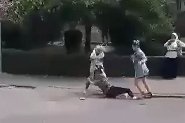 Femeie snopită în bătaie și dată cu capul de asfalt, la Târgu Jiu. Poliția a dat amenzi pentru tulburarea liniștii publice