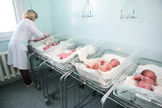 Câți copii s-au născut, de fapt, în străinătate din părinți români? INS îl contrazice pe ministrul muncii, Raluca Turcan