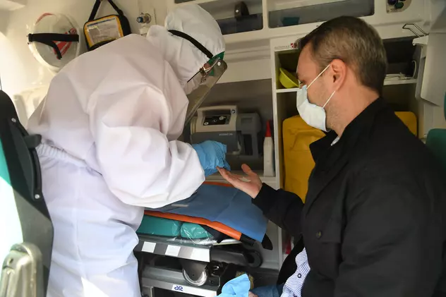 O nouă zi cu aproape 10.000 de noi infectări COVID în România