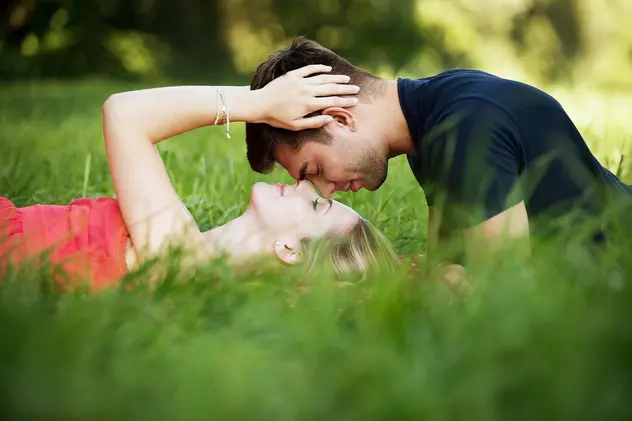 cele mai bune zodii pentru casatorie - cuplu fericit in iarba