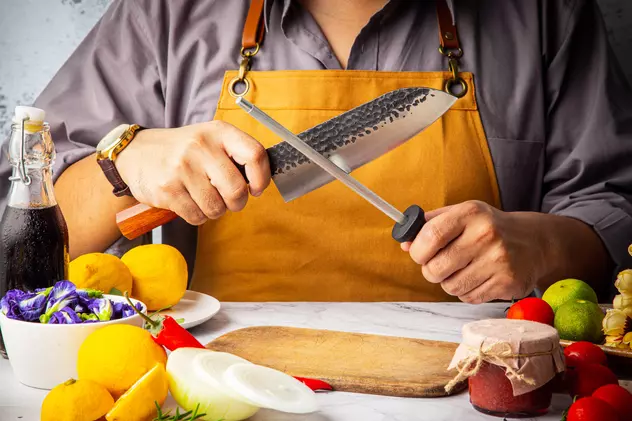 Cum ascuți cuțitele de bucătărie. Trucuri pe care le poți face în câteva secunde