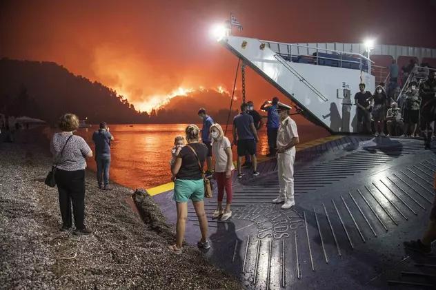 Insula Evia, tăiată în două de incendiile devastatoare, în vreme ce premierul Greciei deplânge „o vară de coșmar”