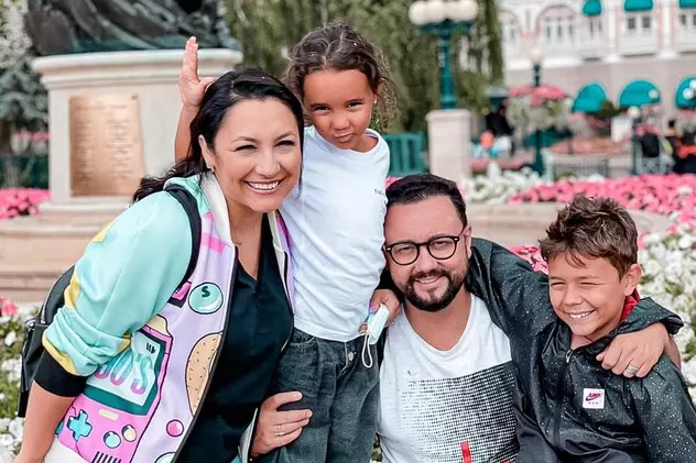 Andra a pozat în costum de baie. Familia Măruță se bucură de o nouă vacanță