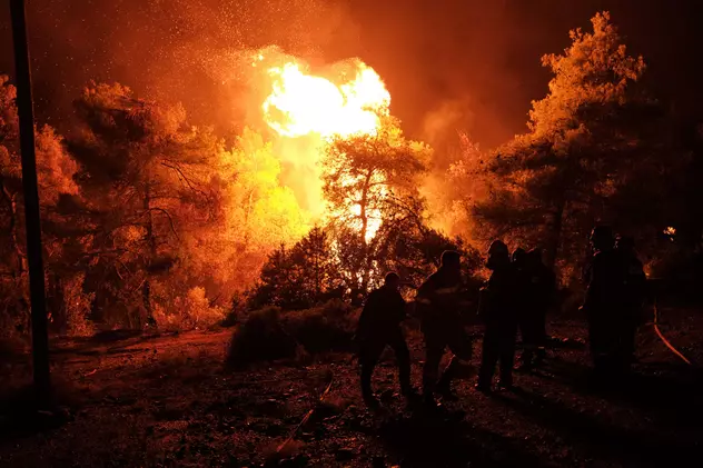 Doi morți în incendiile din Grecia. Pompierii salvatori români, prima misiune, în zona Spathari