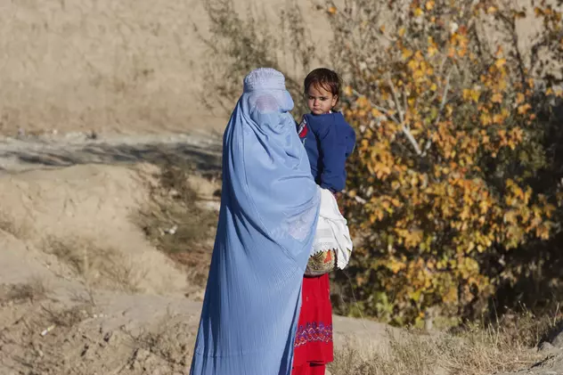 Purtătorul de cuvânt al talibanilor: Vălul, obligatoriu, dar nu şi burqa