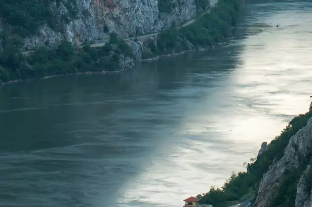 Bărbat înecat în apele Dunării, găsit de pompieri şi scafandri după patru ore de căutări