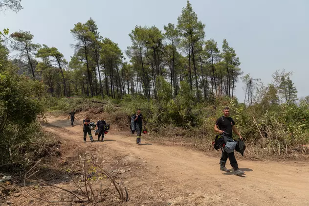 Poveștile pompierilor români în insula Evia: „O bătrână avea casa izolată în pădure, am ajuns la ea înaintea focului”