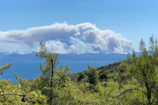 Imagini cu insula Evia ca un vulcan sub fum, surprinse de un turist român