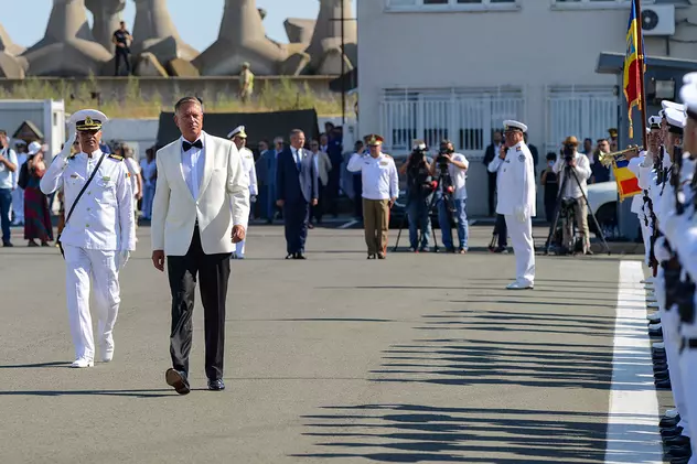Ținuta lui Klaus Iohannis la Ziua Marinei, motiv de glume pe rețelele de socializare