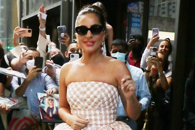 E extravagantă din nou! Lady Gaga a apărut în New York într-o rochie tip balon, încălțată cu ghete înalte