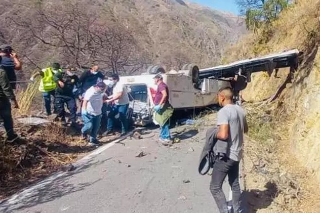 Cel puțin 16 persoane au murit în Peru, după ce un autobuz s-a prăbușit într-o prăpastie