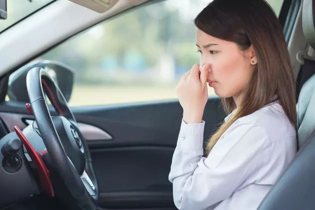 cum elimini mirosurile neplacute din masina