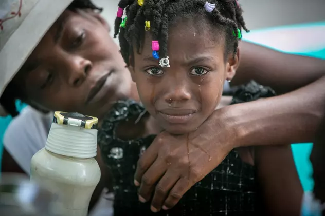 O fetiță primește îngrijiri medicale la un spital din Haiti | Foto: Profimedia