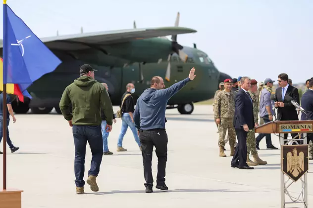„Am ajuns acasă!”. Mesajul unuia dintre cei 15 români întorși astăzi din Afganistan