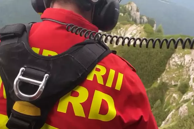 Salvamontist despre salvarea alpinistului rănit în Bucegi: „Piloții vin cu precizie elvețiană. Ne troliază colegii în punct fix, făcându-mi pielea de găină”