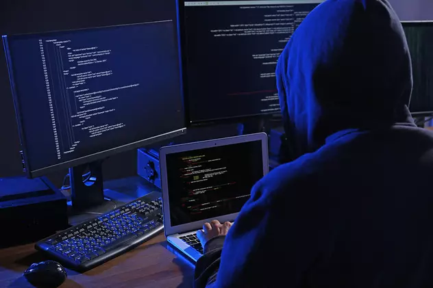 Un nou amendament din Codul Comunicațiilor obligă companiile care găzduiesc site-uri să fie „hackeri” pentru serviciile secrete. Specialist: „Inepția tehnico-legală a anului 2022”
