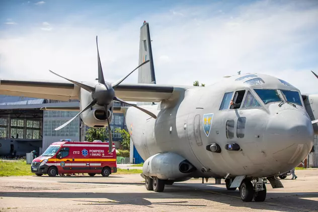 Șase pacienţi cu COVID în stare gravă, transferați de la Bucureşti la Târgu Mureş cu o aeronavă militară