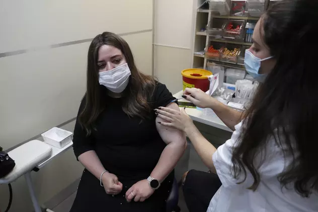 Israelul anunță că a treia doză de vaccin scade semnificativ riscul de infectare cu COVID