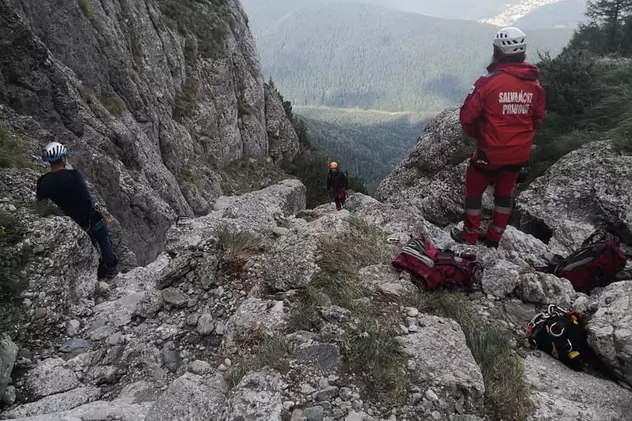 Salvamontiștii, chemați în Bucegi să salveze un alpinist cu mâinile rupte și traumatism la coloană, după o cădere
