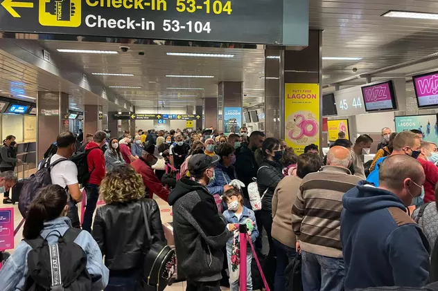 Zeci de oameni, lăsați de Wizz Air la poarta de îmbarcare de la Otopeni. „Am rămas efectiv în fața porții”