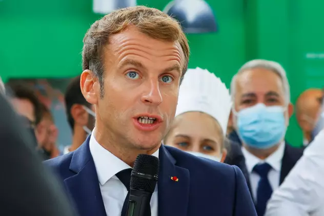 Emmanuel Macron spune că „își asumă pe deplin” afirmația că vrea să le dea „bătăi de cap” francezilor nevaccinați