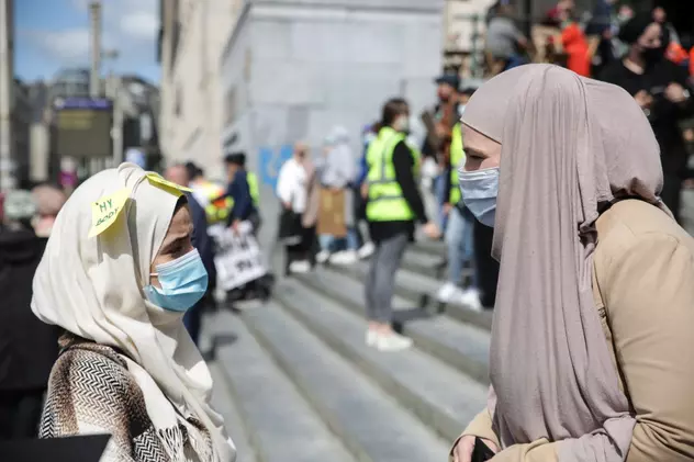 Un anunț de angajare prin care o școală căuta o femeie de serviciu care să nu poarte vălul islamic, blocat în Belgia