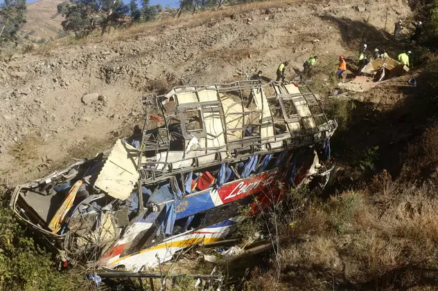 Cel puțin 32 de persoane au murit, după ce autocarul în care se aflau a căzut într-o prăpastie, în Peru