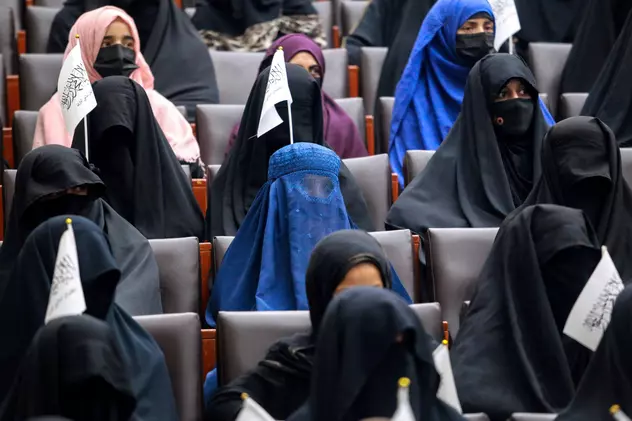Talibanii le-au interzis femeilor din Afganistan să predea sau să meargă la cursuri la Universitatea din Kabul