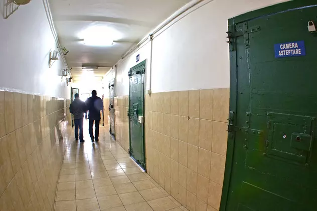 Deținuți din Penitenciarul Botoșani, prinși în timp ce făceau rachiu în celulă