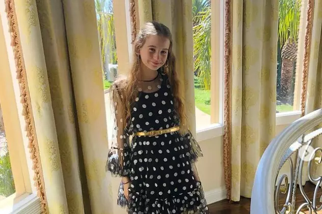 Cum arată Irina Columbeanu la 14 ani. Fiica Monicăi Gabor s-a pozat într-o rochie elegantă, cu crăpătură pe picior