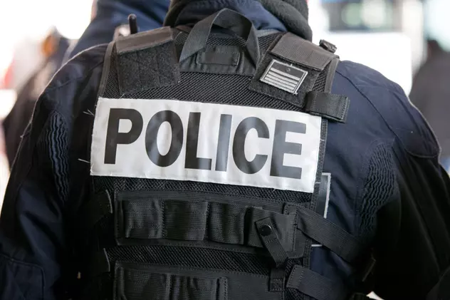 Poliţia franceză a arestat doi bărbaţi care plănuiau atacuri cu cuţitul, de Crăciun
