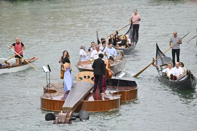 Spectacol inedit de muzică clasică pe canalele Veneției. „Vioara lui Noe”, instalația care omagiază victimele de COVID