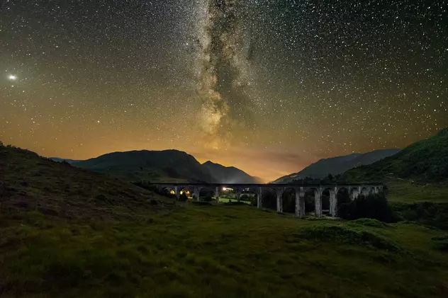 Fotografie spectaculoasă cu Calea Lactee, surprinsă deasupra unui viaduct din Scoția, celebru din filmele cu Harry Potter