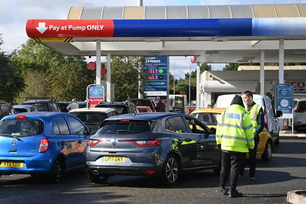 Penurie de benzină în Marea Britanie: Guvernul îndeamnă armata să fie pregătită să vină în ajutor