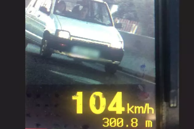 Şoferul unui Tico, prins de poliţiştii prahoveni conducând fără permis şi cu 104 km/h