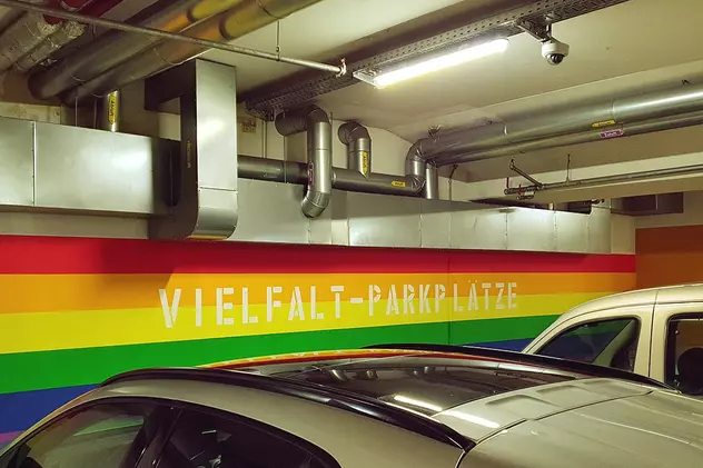 „Parcarea diversității” din orașul german Hanau, marcată în culorile curcubeului, a stârnit polemici: „Mesajul a fost înțeles greșit”
