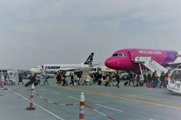 VIDEO Bărbat dat jos din avion la Cluj, în aplauzele pasagerilor, pentru că voia să poarte mască