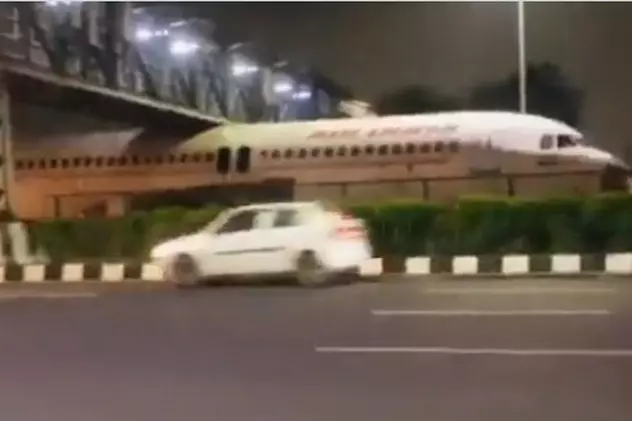 Imagini virale. Un avion a rămas blocat sub un pod, pe o autostradă din India