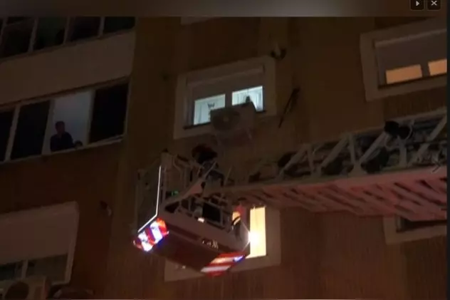 O femeie din Reșița a fost salvată de pompieri, după ce nepoțica de 2 ani a încuiat-o pe balcon