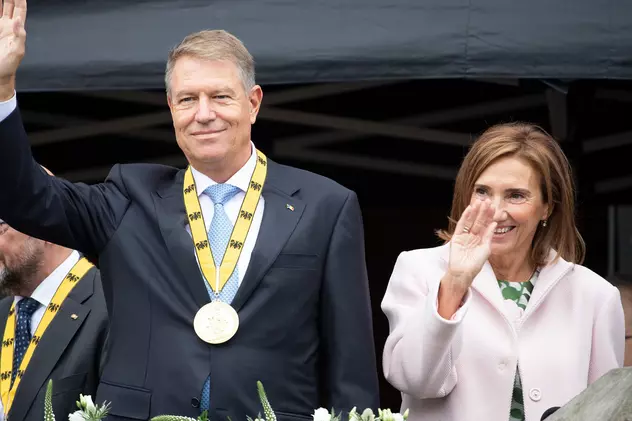Cum a apărut Carmen Iohannis la brațul președintelui în Aachen, Germania. Prima Doamnă, admirată de toată lumea