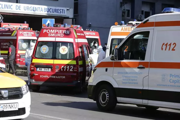Coadă de ambulanțe în fața Spitalului Floreasca din București. Cadrele medicale au coborât din mașini să dirijeze circulația