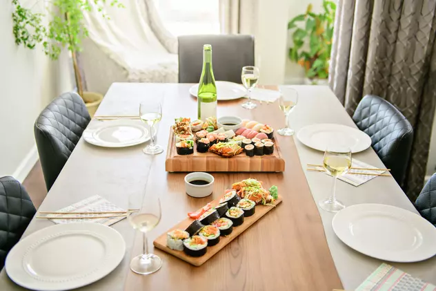 Cum se face sushi acasă. Trucurile de care să ții cont