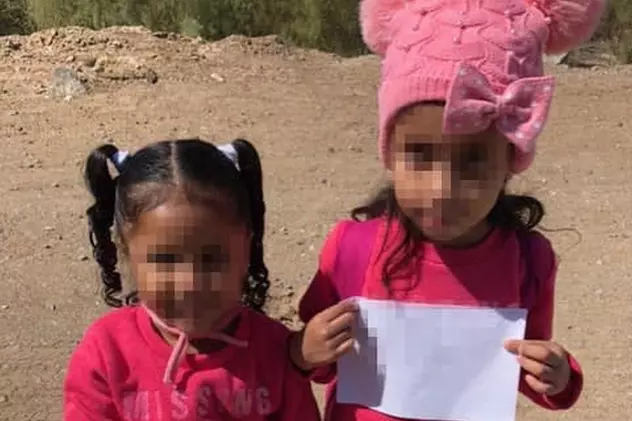 Două fetițe din Honduras, găsite singure la granița americană. Aveau cu ele doar o hârtie cu date despre mătușa lor din SUA